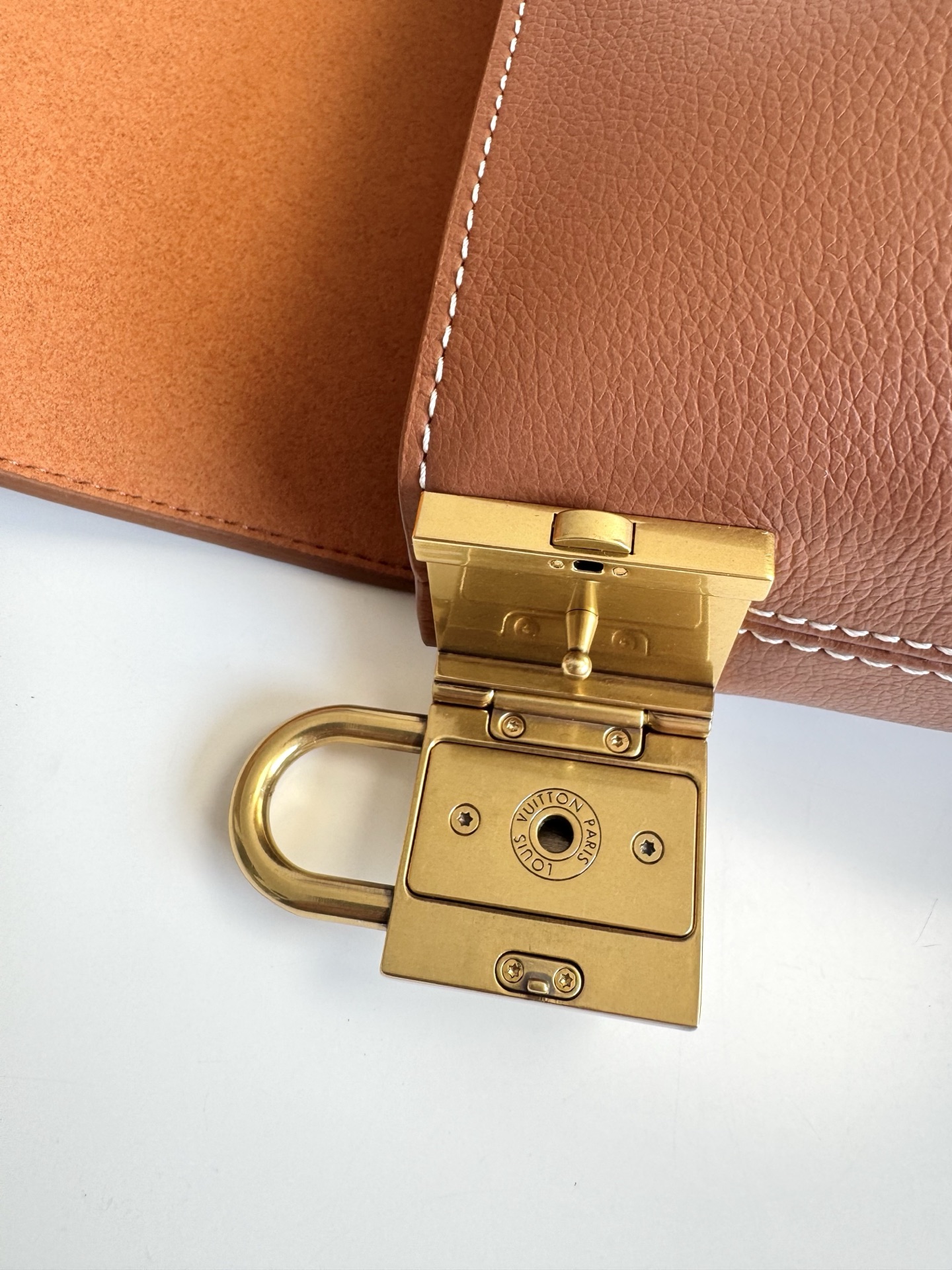 LV Low Key Messenger Bag 163c Dynamic Chip with Boutique Packaging M13151 Size: 30×18×12 cm 14 LV Low Key Messenger Bag 163c Dynamic Chip with Boutique Packaging M13151 Size: 30×18×12 cm - Image 14