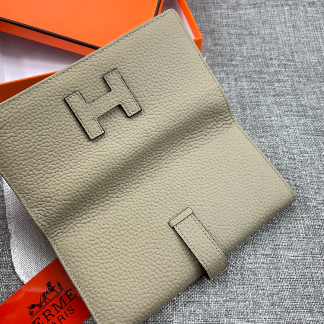 Hermès Solid Leather Bi-Fold Wallet Soft Texture, with smooth, straight edges Material: Imported Togo Calfskin Size: 19 x 11 cm Model: 514, Leather Closure 8 Hermès Solid Leather Bi-Fold Wallet Soft Texture, with smooth, straight edges Material: Imported Togo Calfskin Size: 19 x 11 cm Model: 514, Leather Closure - Image 8
