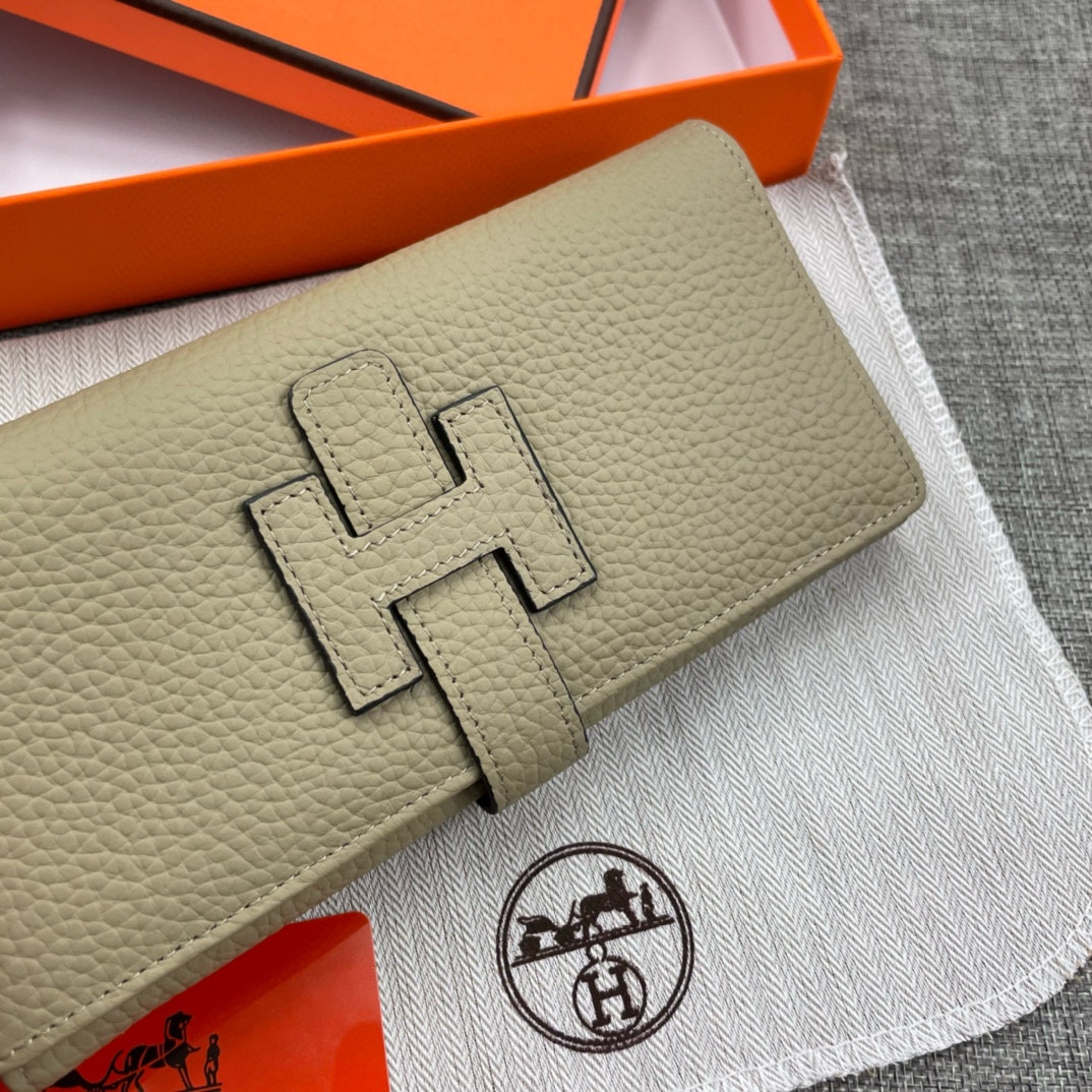 Hermès Solid Leather Bi-Fold Wallet Soft Texture, with smooth, straight edges Material: Imported Togo Calfskin Size: 19 x 11 cm Model: 514, Leather Closure 3 Hermès Solid Leather Bi-Fold Wallet Soft Texture, with smooth, straight edges Material: Imported Togo Calfskin Size: 19 x 11 cm Model: 514, Leather Closure - Image 3
