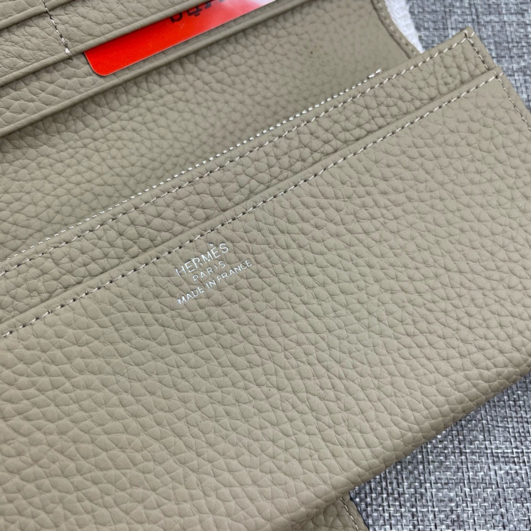 Hermès Solid Leather Bi-Fold Wallet Soft Texture, with smooth, straight edges Material: Imported Togo Calfskin Size: 19 x 11 cm Model: 514, Leather Closure 5 Hermès Solid Leather Bi-Fold Wallet Soft Texture, with smooth, straight edges Material: Imported Togo Calfskin Size: 19 x 11 cm Model: 514, Leather Closure - Image 5