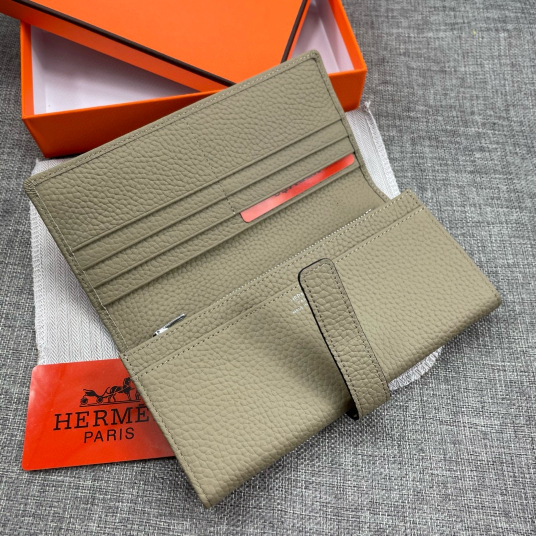 Hermès Solid Leather Bi-Fold Wallet Soft Texture, with smooth, straight edges Material: Imported Togo Calfskin Size: 19 x 11 cm Model: 514, Leather Closure 4 Hermès Solid Leather Bi-Fold Wallet Soft Texture, with smooth, straight edges Material: Imported Togo Calfskin Size: 19 x 11 cm Model: 514, Leather Closure - Image 4