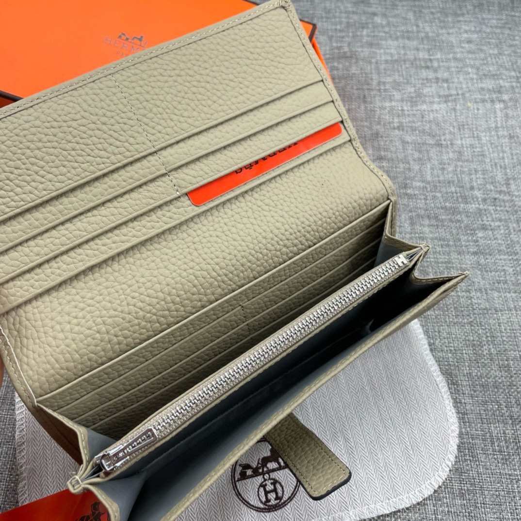 Hermès Solid Leather Bi-Fold Wallet Soft Texture, with smooth, straight edges Material: Imported Togo Calfskin Size: 19 x 11 cm Model: 514, Leather Closure 6 Hermès Solid Leather Bi-Fold Wallet Soft Texture, with smooth, straight edges Material: Imported Togo Calfskin Size: 19 x 11 cm Model: 514, Leather Closure - Image 6