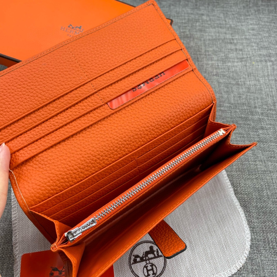 Hermès Solid Leather Bi-Fold Wallet Soft Texture, with smooth, straight edges Material: Imported Togo Calfskin Size: 19 x 11 cm Model: 514, Leather Closure 5 Hermès Solid Leather Bi-Fold Wallet Soft Texture, with smooth, straight edges Material: Imported Togo Calfskin Size: 19 x 11 cm Model: 514, Leather Closure - Image 5