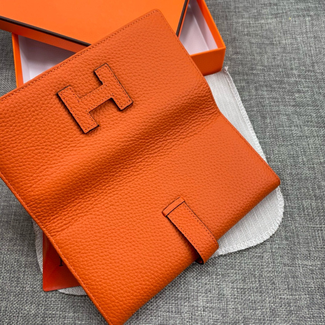 Hermès Solid Leather Bi-Fold Wallet Soft Texture, with smooth, straight edges Material: Imported Togo Calfskin Size: 19 x 11 cm Model: 514, Leather Closure 7 Hermès Solid Leather Bi-Fold Wallet Soft Texture, with smooth, straight edges Material: Imported Togo Calfskin Size: 19 x 11 cm Model: 514, Leather Closure - Image 7