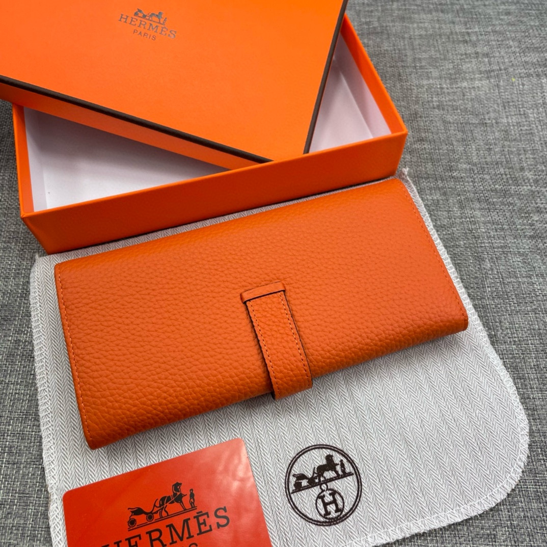 Hermès Solid Leather Bi-Fold Wallet Soft Texture, with smooth, straight edges Material: Imported Togo Calfskin Size: 19 x 11 cm Model: 514, Leather Closure 9 Hermès Solid Leather Bi-Fold Wallet Soft Texture, with smooth, straight edges Material: Imported Togo Calfskin Size: 19 x 11 cm Model: 514, Leather Closure - Image 9