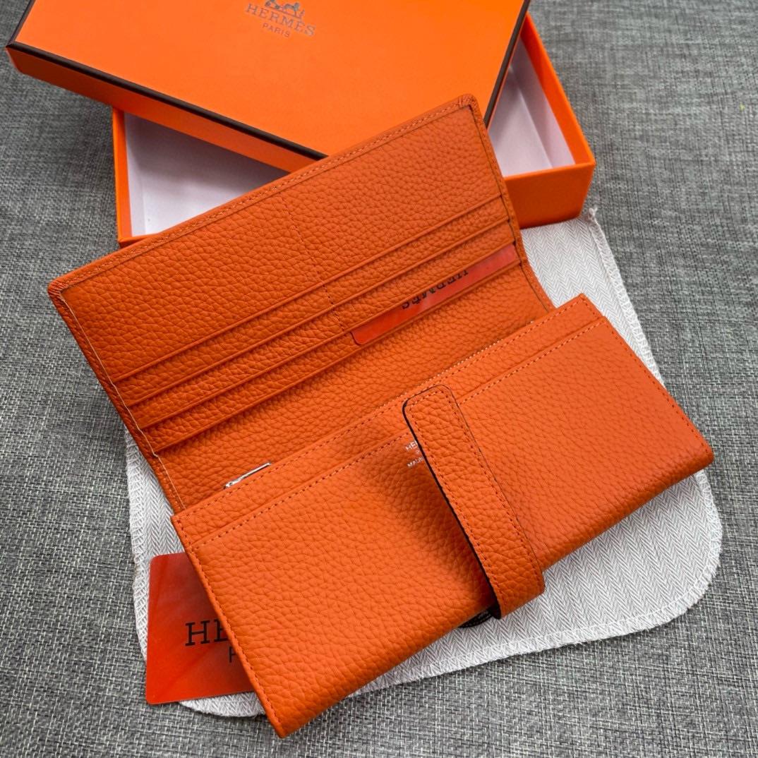 Hermès Solid Leather Bi-Fold Wallet Soft Texture, with smooth, straight edges Material: Imported Togo Calfskin Size: 19 x 11 cm Model: 514, Leather Closure 3 Hermès Solid Leather Bi-Fold Wallet Soft Texture, with smooth, straight edges Material: Imported Togo Calfskin Size: 19 x 11 cm Model: 514, Leather Closure - Image 3