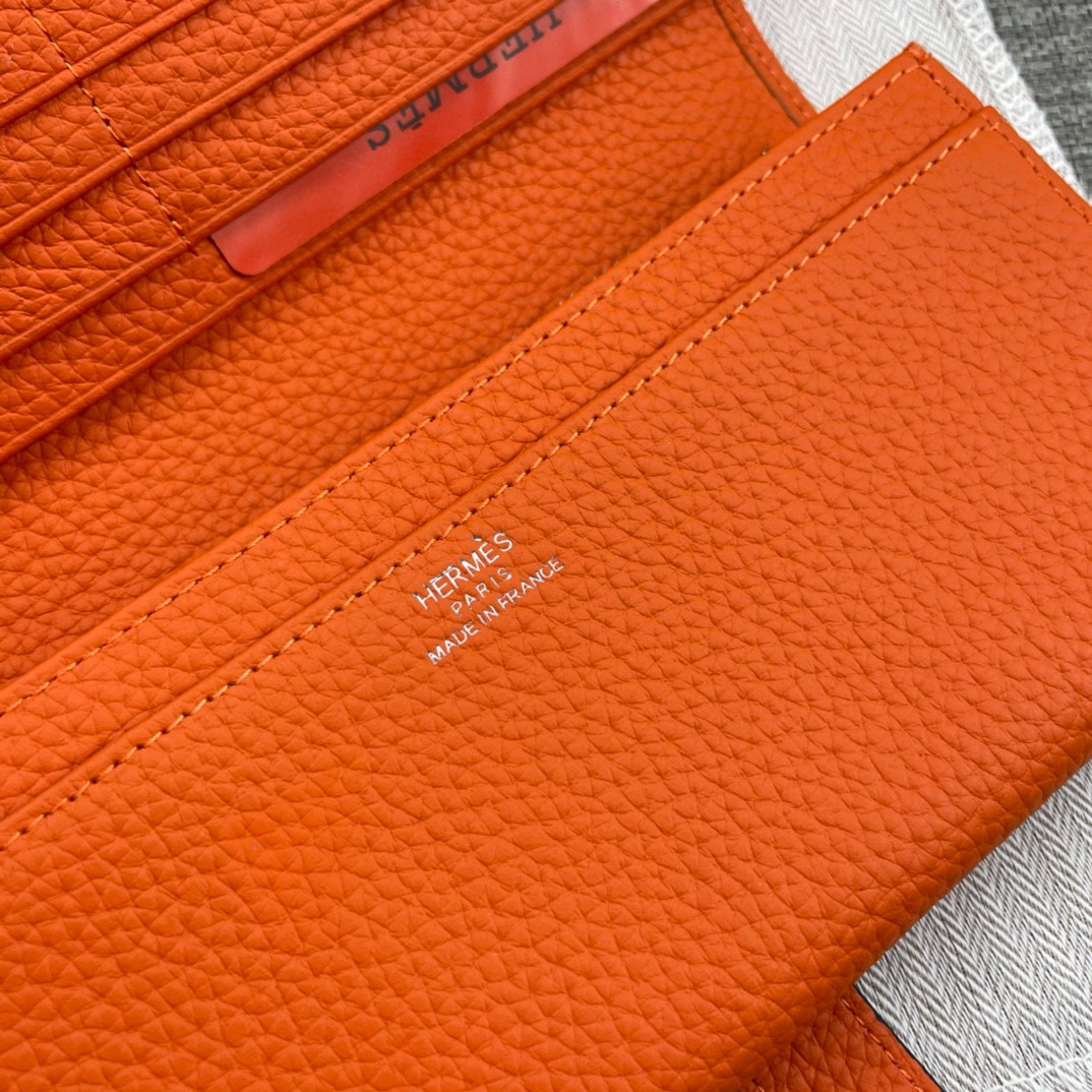 Hermès Solid Leather Bi-Fold Wallet Soft Texture, with smooth, straight edges Material: Imported Togo Calfskin Size: 19 x 11 cm Model: 514, Leather Closure 4 Hermès Solid Leather Bi-Fold Wallet Soft Texture, with smooth, straight edges Material: Imported Togo Calfskin Size: 19 x 11 cm Model: 514, Leather Closure - Image 4