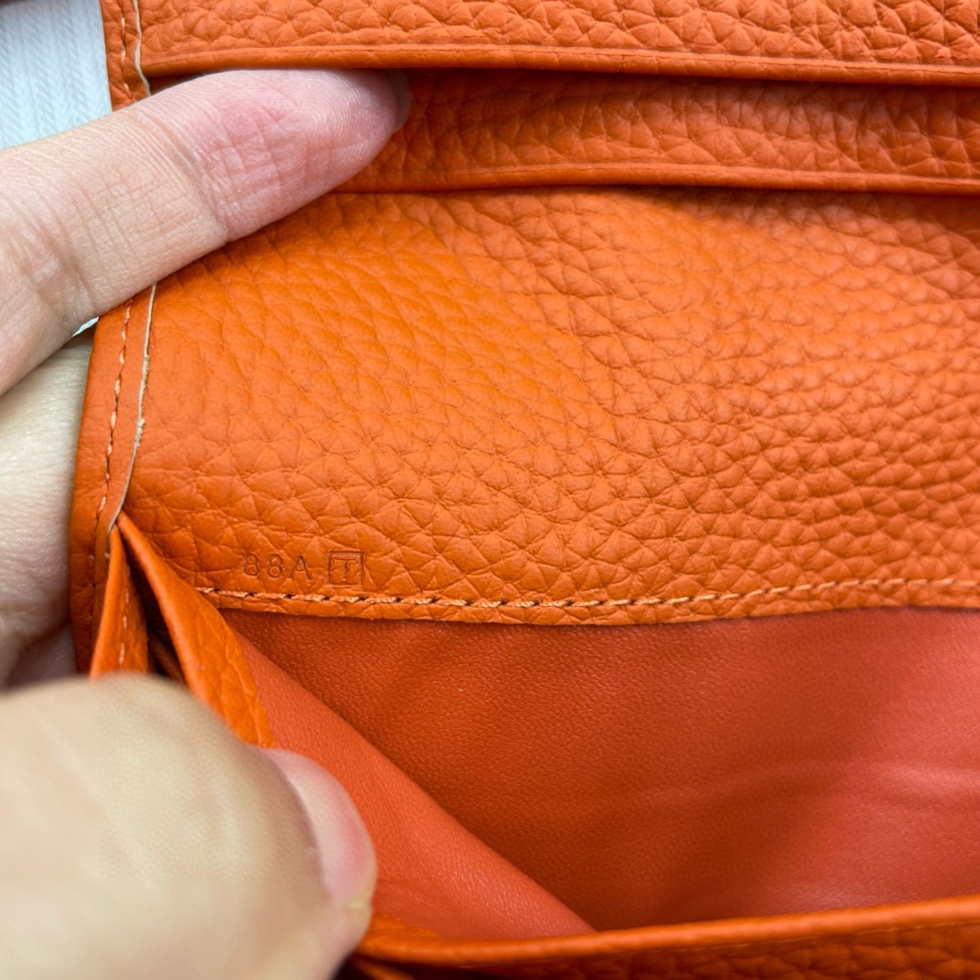 Hermès Solid Leather Bi-Fold Wallet Soft Texture, with smooth, straight edges Material: Imported Togo Calfskin Size: 19 x 11 cm Model: 514, Leather Closure 6 Hermès Solid Leather Bi-Fold Wallet Soft Texture, with smooth, straight edges Material: Imported Togo Calfskin Size: 19 x 11 cm Model: 514, Leather Closure - Image 6