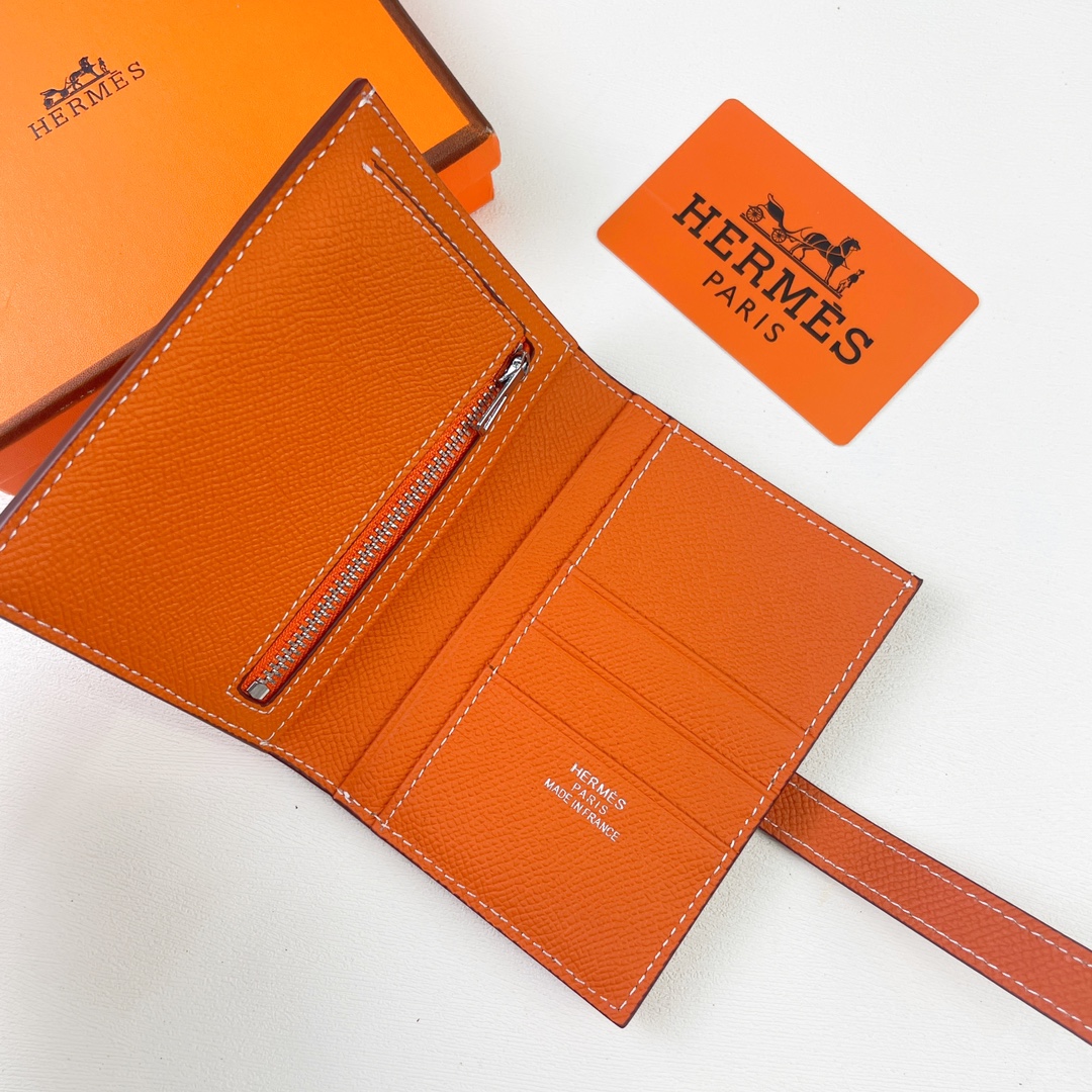HERMÈS New H Passant Compact Wallet Model: 950 Material: Epsom calfskin leather Closure: H Passant flap Size: 12 cm (L) × 10 cm (W) 5 HERMÈS New H Passant Compact Wallet Model: 950 Material: Epsom calfskin leather Closure: H Passant flap Size: 12 cm (L) × 10 cm (W) - Image 5