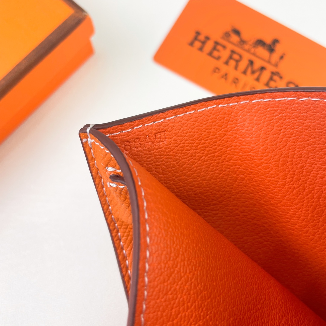 HERMÈS New H Passant Compact Wallet Model: 950 Material: Epsom calfskin leather Closure: H Passant flap Size: 12 cm (L) × 10 cm (W) 8 HERMÈS New H Passant Compact Wallet Model: 950 Material: Epsom calfskin leather Closure: H Passant flap Size: 12 cm (L) × 10 cm (W) - Image 8