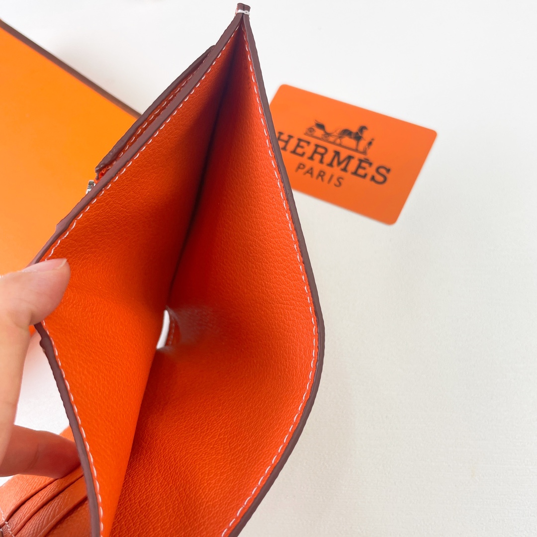 HERMÈS New H Passant Compact Wallet Model: 950 Material: Epsom calfskin leather Closure: H Passant flap Size: 12 cm (L) × 10 cm (W) 7 HERMÈS New H Passant Compact Wallet Model: 950 Material: Epsom calfskin leather Closure: H Passant flap Size: 12 cm (L) × 10 cm (W) - Image 7