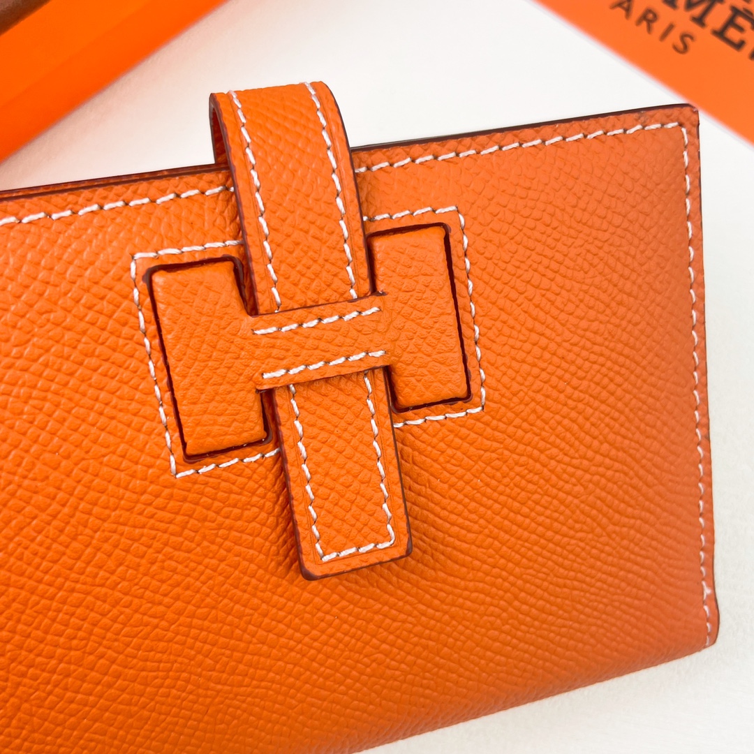 HERMÈS New H Passant Compact Wallet Model: 950 Material: Epsom calfskin leather Closure: H Passant flap Size: 12 cm (L) × 10 cm (W) 3 HERMÈS New H Passant Compact Wallet Model: 950 Material: Epsom calfskin leather Closure: H Passant flap Size: 12 cm (L) × 10 cm (W) - Image 3