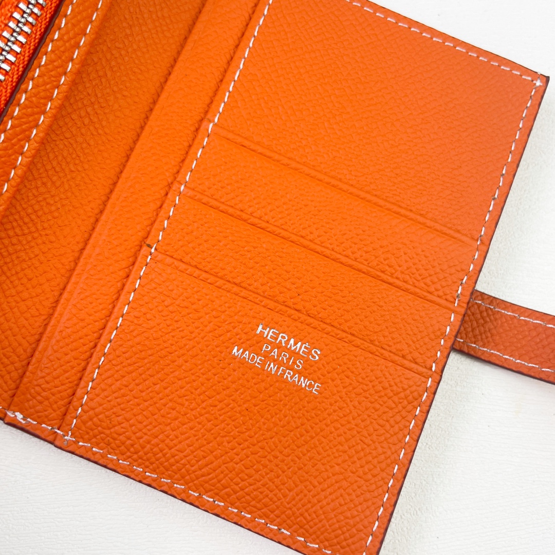 HERMÈS New H Passant Compact Wallet Model: 950 Material: Epsom calfskin leather Closure: H Passant flap Size: 12 cm (L) × 10 cm (W) 6 HERMÈS New H Passant Compact Wallet Model: 950 Material: Epsom calfskin leather Closure: H Passant flap Size: 12 cm (L) × 10 cm (W) - Image 6