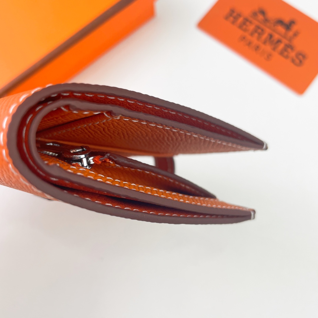 HERMÈS New H Passant Compact Wallet Model: 950 Material: Epsom calfskin leather Closure: H Passant flap Size: 12 cm (L) × 10 cm (W) 4 HERMÈS New H Passant Compact Wallet Model: 950 Material: Epsom calfskin leather Closure: H Passant flap Size: 12 cm (L) × 10 cm (W) - Image 4