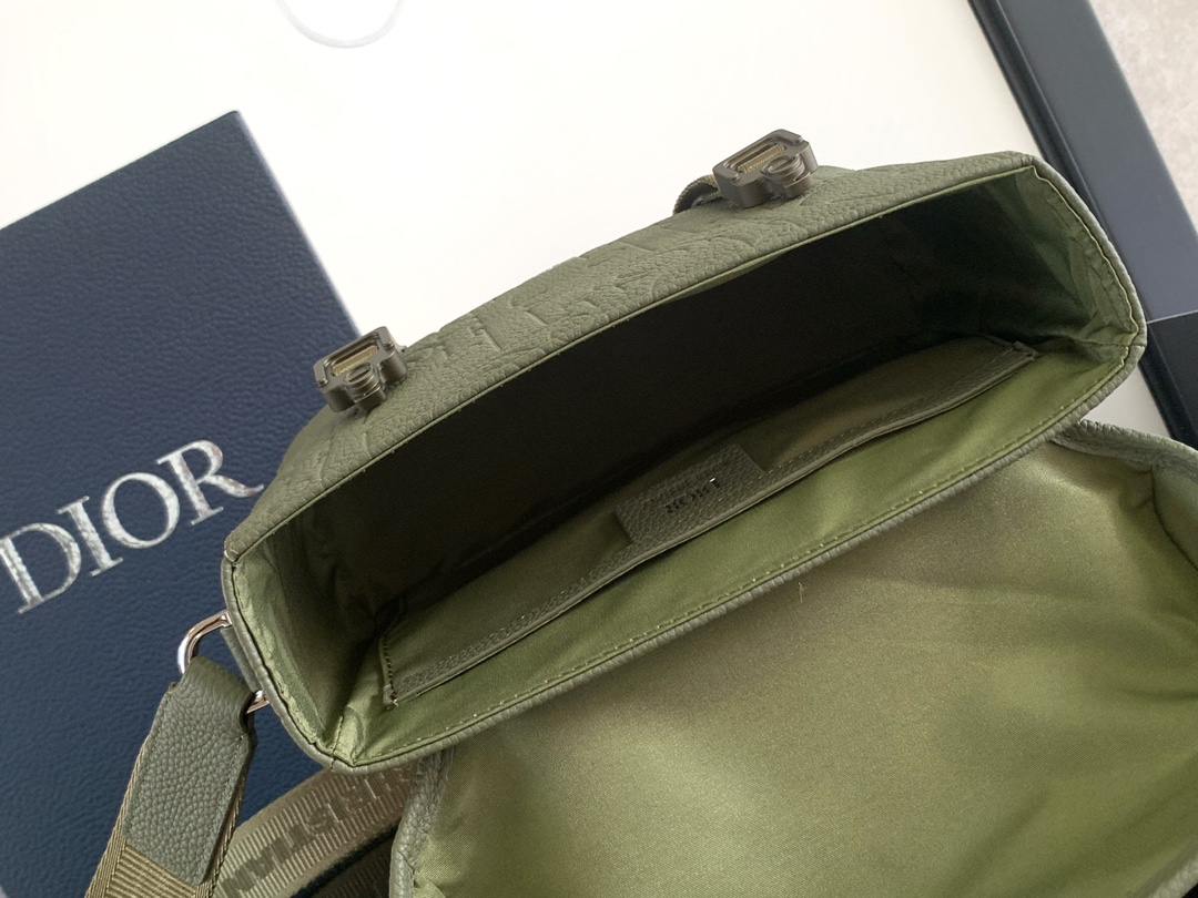 Dior Hit The Road collection Main material: Cotton, tech fabric, calfskin Lining: Tech fabric, cotton, calfskin Size: 24 x 18 x 8 cm Model number: EBA-1ESPO333YKY_H27E 8 Dior Hit The Road collection Main material: Cotton, tech fabric, calfskin Lining: Tech fabric, cotton, calfskin Size: 24 x 18 x 8 cm Model number: EBA-1ESPO333YKY_H27E - Image 8