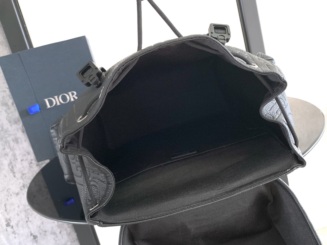 Dior Hit The Road Flap Backpack seamlessly blends modern style Crafted from beige Oblique printed fabric Size: 43 × 43 × 18 cm (L × H × W) Lining: Fabric (excluding trims and decorative stitching) Main compartment: Flap closure with drawstringModel number: FK-1ESBA205YKY_H03E 8 Dior Hit The Road Flap Backpack seamlessly blends modern style Crafted from beige Oblique printed fabric Size: 43 × 43 × 18 cm (L × H × W) Lining: Fabric (excluding trims and decorative stitching) Main compartment: Flap closure with drawstringModel number: FK-1ESBA205YKY_H03E - Image 8