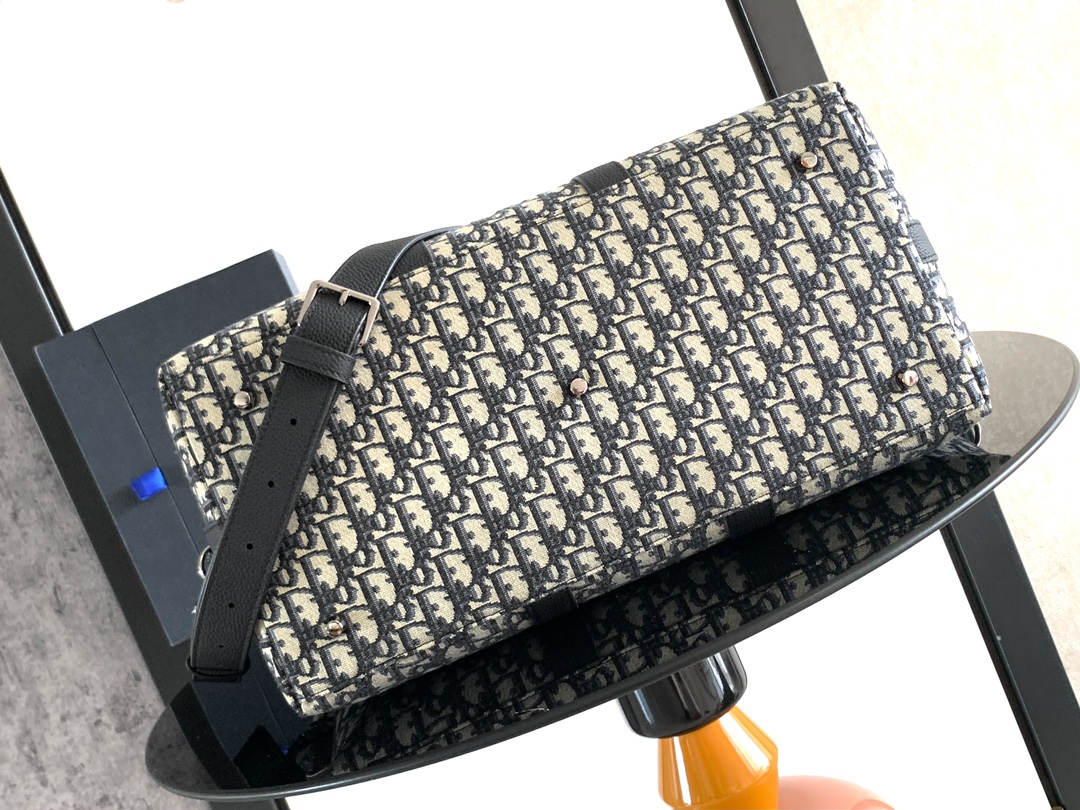 Dior Weekender 40 Handbag Key Features: Main materials: Cotton, calfskin leather, and technical fabric Interior lining: Technical fabric, cotton, and calfskin leather Dimensions: Size: 57.5 x 34.5 x 22 cm (L x H x W) Model number: 1ESDU134YKY_H03E 4 Dior Weekender 40 Handbag Key Features: Main materials: Cotton, calfskin leather, and technical fabric Interior lining: Technical fabric, cotton, and calfskin leather Dimensions: Size: 57.5 x 34.5 x 22 cm (L x H x W) Model number: 1ESDU134YKY_H03E - Image 4