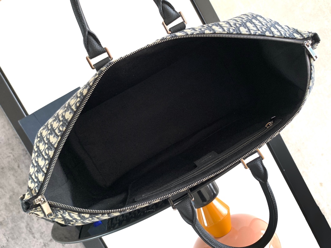 Dior Weekender 40 Handbag Key Features: Main materials: Cotton, calfskin leather, and technical fabric Interior lining: Technical fabric, cotton, and calfskin leather Dimensions: Size: 57.5 x 34.5 x 22 cm (L x H x W) Model number: 1ESDU134YKY_H03E 7 Dior Weekender 40 Handbag Key Features: Main materials: Cotton, calfskin leather, and technical fabric Interior lining: Technical fabric, cotton, and calfskin leather Dimensions: Size: 57.5 x 34.5 x 22 cm (L x H x W) Model number: 1ESDU134YKY_H03E - Image 7