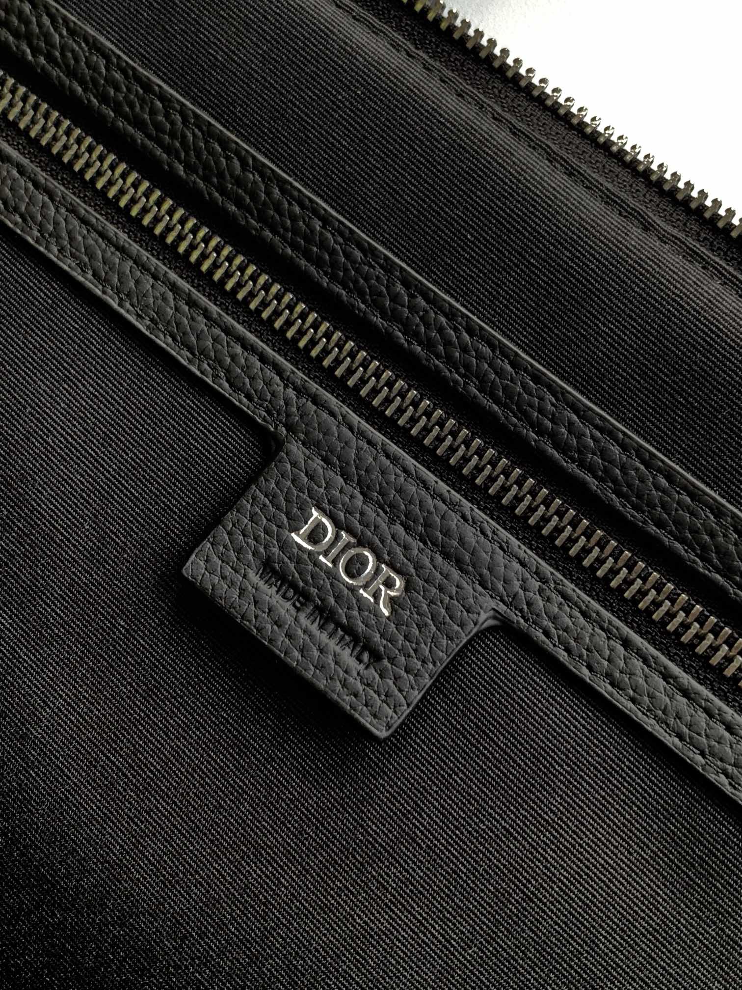 Dior Weekender 40 Handbag Key Features: Main materials: Cotton, calfskin leather, and technical fabric Interior lining: Technical fabric, cotton, and calfskin leather Dimensions: Size: 57.5 x 34.5 x 22 cm (L x H x W) Model number: 1ESDU134YKY_H03E 9 Dior Weekender 40 Handbag Key Features: Main materials: Cotton, calfskin leather, and technical fabric Interior lining: Technical fabric, cotton, and calfskin leather Dimensions: Size: 57.5 x 34.5 x 22 cm (L x H x W) Model number: 1ESDU134YKY_H03E - Image 9