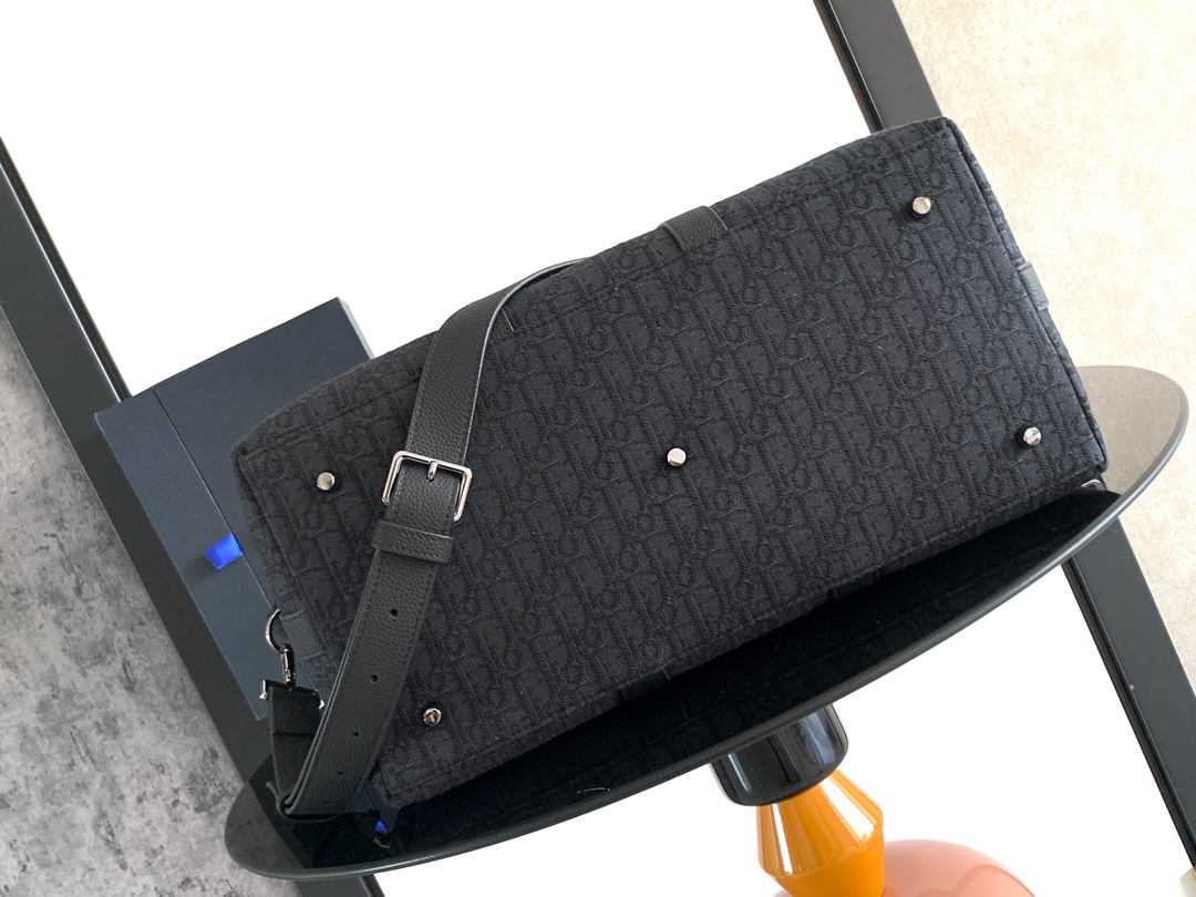 Dior Weekender 40 Handbag Key Features: Main materials: Cotton, calfskin leather, and technical fabric Interior lining: Technical fabric, cotton, and calfskin leather Dimensions: Size: 57.5 x 34.5 x 22 cm (L x H x W) Model number: 1ESDU134YKY_H03E 5 Dior Weekender 40 Handbag Key Features: Main materials: Cotton, calfskin leather, and technical fabric Interior lining: Technical fabric, cotton, and calfskin leather Dimensions: Size: 57.5 x 34.5 x 22 cm (L x H x W) Model number: 1ESDU134YKY_H03E - Image 5