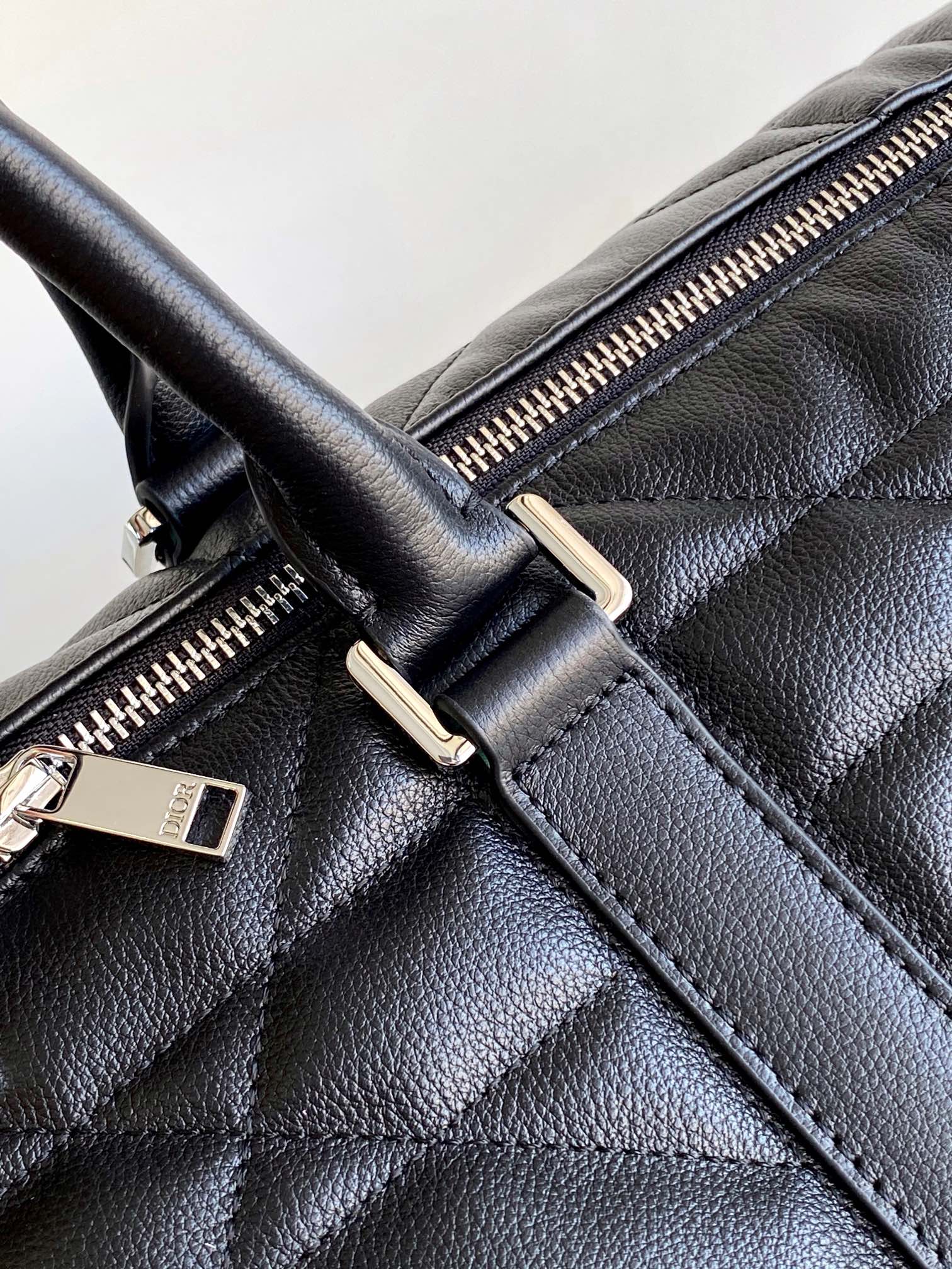 Dior Weekender 40 Handbag Features & Materials: Main material: Black calfskin leather Decorative pattern: Oversized wicker pattern Dimensions: 57.5 × 34.5 × 22 cm (L × H × W) Model number: 1ESDU134YKY 6 Dior Weekender 40 Handbag Features & Materials: Main material: Black calfskin leather Decorative pattern: Oversized wicker pattern Dimensions: 57.5 × 34.5 × 22 cm (L × H × W) Model number: 1ESDU134YKY - Image 6