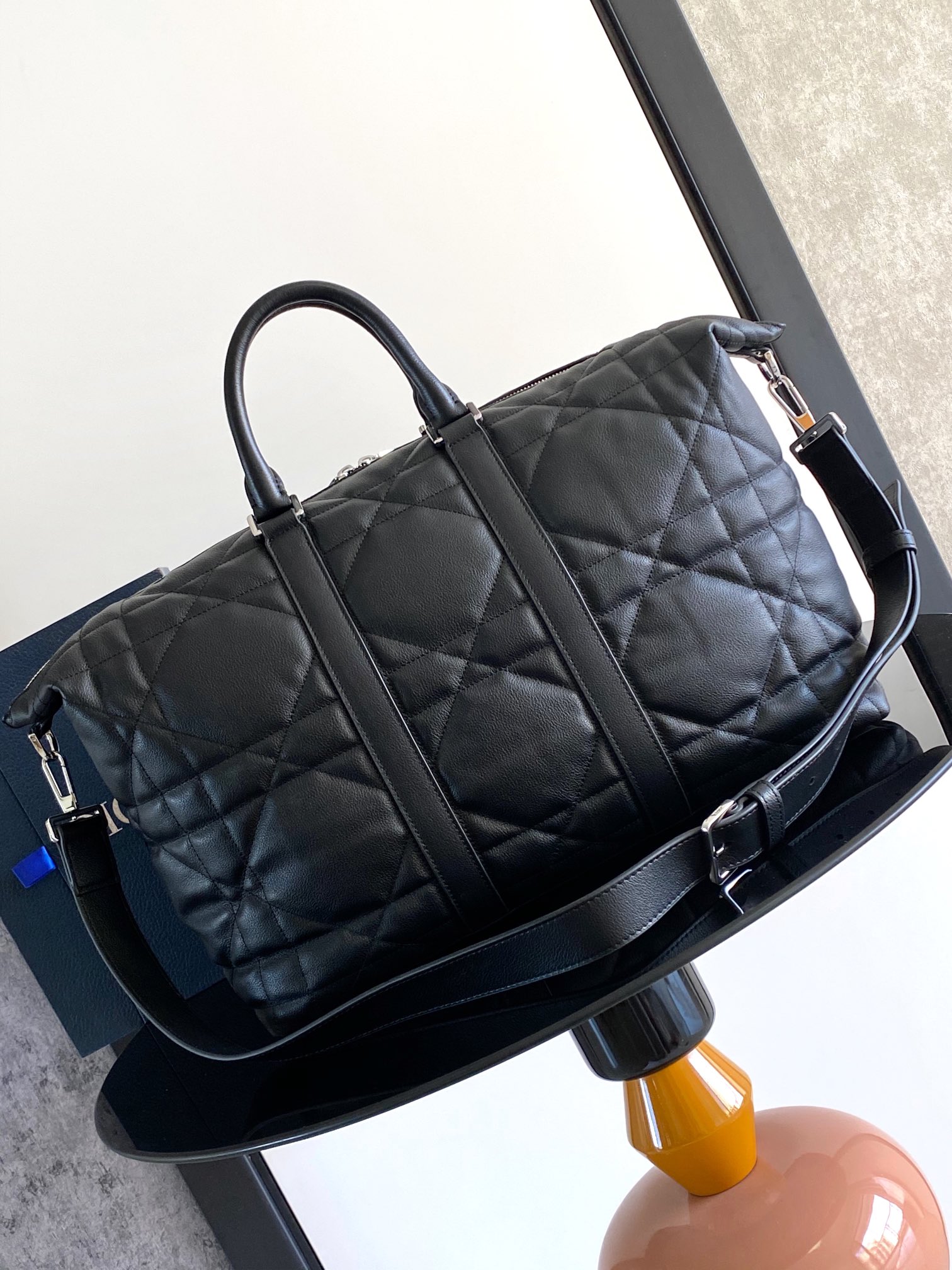 Dior Weekender 40 Handbag Features & Materials: Main material: Black calfskin leather Decorative pattern: Oversized wicker pattern Dimensions: 57.5 × 34.5 × 22 cm (L × H × W) Model number: 1ESDU134YKY 3 Dior Weekender 40 Handbag Features & Materials: Main material: Black calfskin leather Decorative pattern: Oversized wicker pattern Dimensions: 57.5 × 34.5 × 22 cm (L × H × W) Model number: 1ESDU134YKY - Image 3