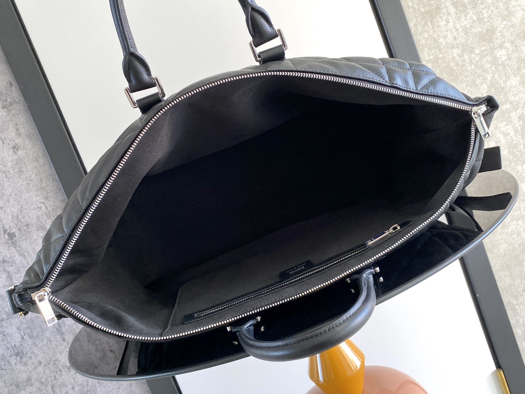 Dior Weekender 40 Handbag Features & Materials: Main material: Black calfskin leather Decorative pattern: Oversized wicker pattern Dimensions: 57.5 × 34.5 × 22 cm (L × H × W) Model number: 1ESDU134YKY 8 Dior Weekender 40 Handbag Features & Materials: Main material: Black calfskin leather Decorative pattern: Oversized wicker pattern Dimensions: 57.5 × 34.5 × 22 cm (L × H × W) Model number: 1ESDU134YKY - Image 8