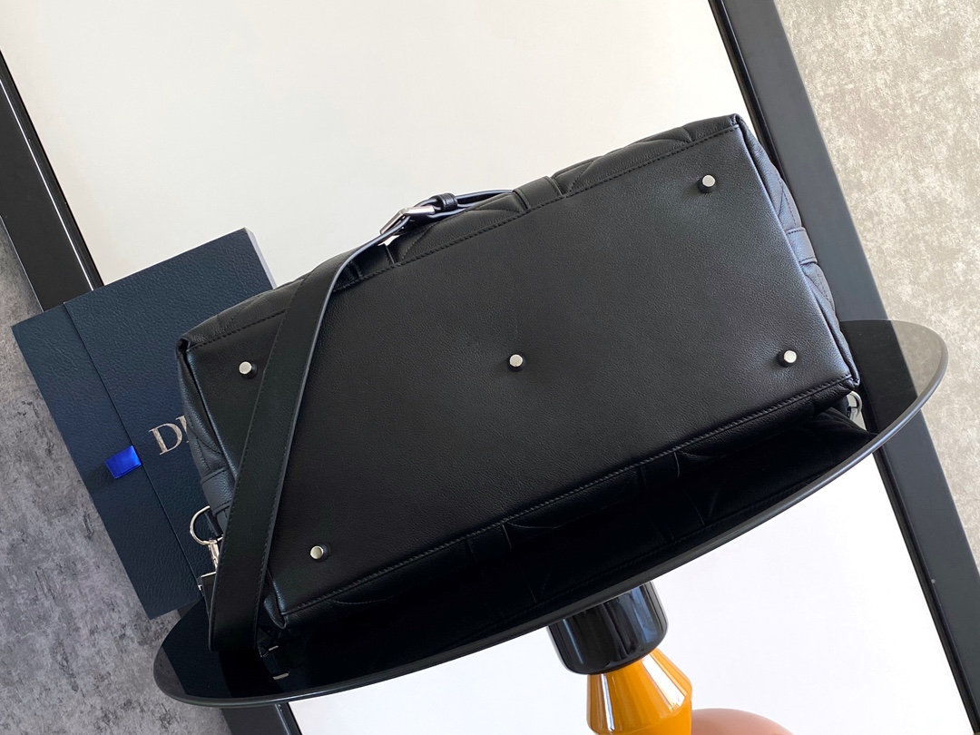 Dior Weekender 40 Handbag Features & Materials: Main material: Black calfskin leather Decorative pattern: Oversized wicker pattern Dimensions: 57.5 × 34.5 × 22 cm (L × H × W) Model number: 1ESDU134YKY 7 Dior Weekender 40 Handbag Features & Materials: Main material: Black calfskin leather Decorative pattern: Oversized wicker pattern Dimensions: 57.5 × 34.5 × 22 cm (L × H × W) Model number: 1ESDU134YKY - Image 7