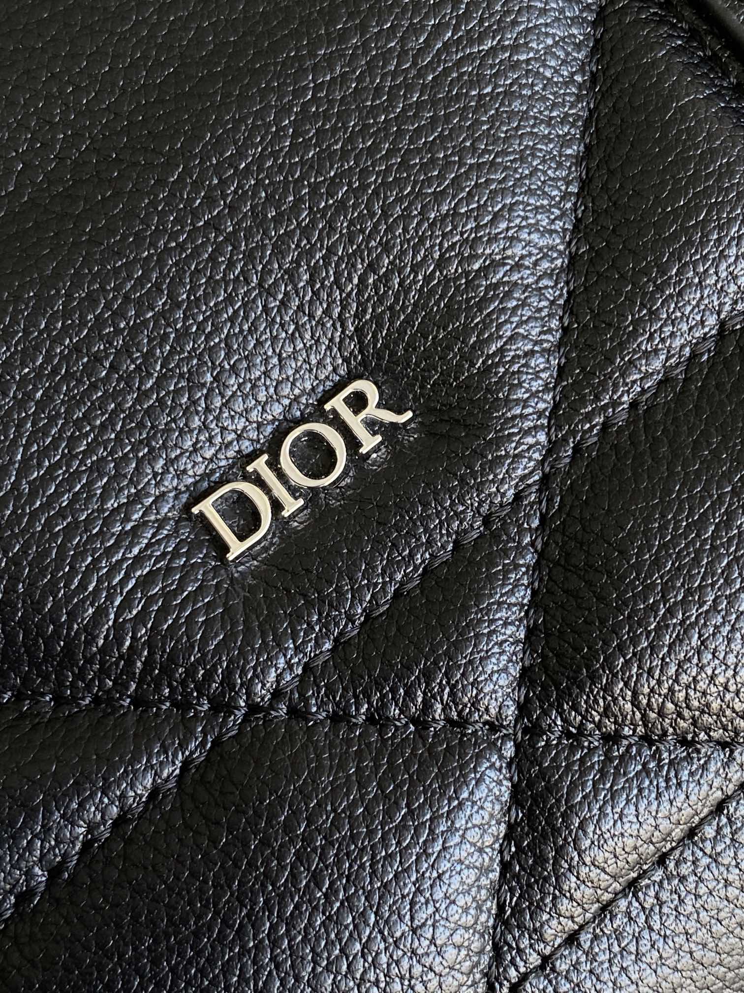 Dior Weekender 40 Handbag Features & Materials: Main material: Black calfskin leather Decorative pattern: Oversized wicker pattern Dimensions: 57.5 × 34.5 × 22 cm (L × H × W) Model number: 1ESDU134YKY 4 Dior Weekender 40 Handbag Features & Materials: Main material: Black calfskin leather Decorative pattern: Oversized wicker pattern Dimensions: 57.5 × 34.5 × 22 cm (L × H × W) Model number: 1ESDU134YKY - Image 4