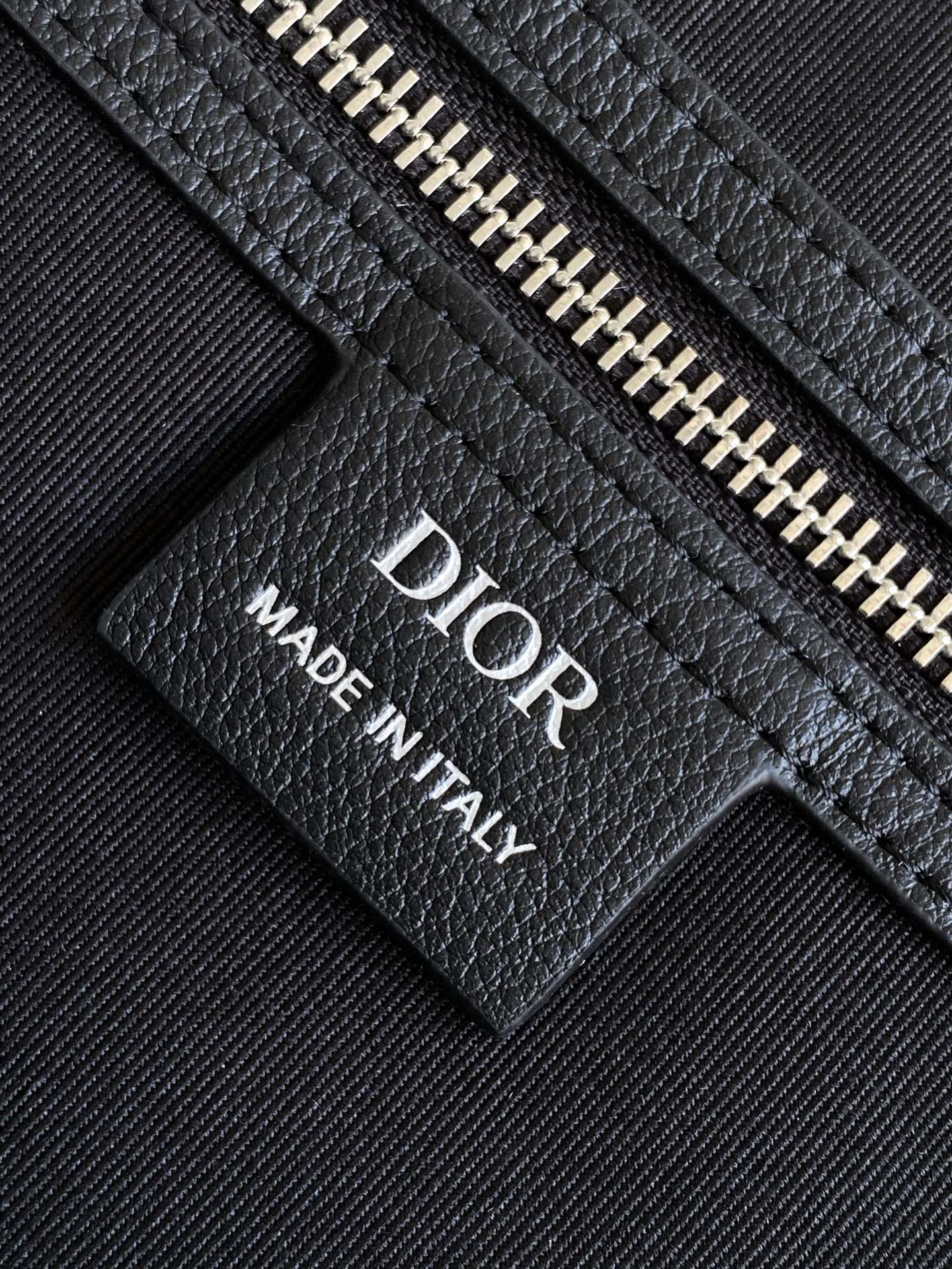 Dior Weekender 40 Handbag Features & Materials: Main material: Black calfskin leather Decorative pattern: Oversized wicker pattern Dimensions: 57.5 × 34.5 × 22 cm (L × H × W) Model number: 1ESDU134YKY 9 Dior Weekender 40 Handbag Features & Materials: Main material: Black calfskin leather Decorative pattern: Oversized wicker pattern Dimensions: 57.5 × 34.5 × 22 cm (L × H × W) Model number: 1ESDU134YKY - Image 9