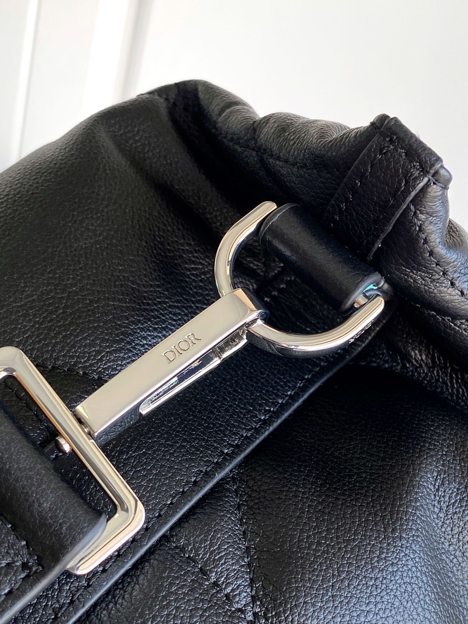 Dior Weekender 40 Handbag Features & Materials: Main material: Black calfskin leather Decorative pattern: Oversized wicker pattern Dimensions: 57.5 × 34.5 × 22 cm (L × H × W) Model number: 1ESDU134YKY 5 Dior Weekender 40 Handbag Features & Materials: Main material: Black calfskin leather Decorative pattern: Oversized wicker pattern Dimensions: 57.5 × 34.5 × 22 cm (L × H × W) Model number: 1ESDU134YKY - Image 5